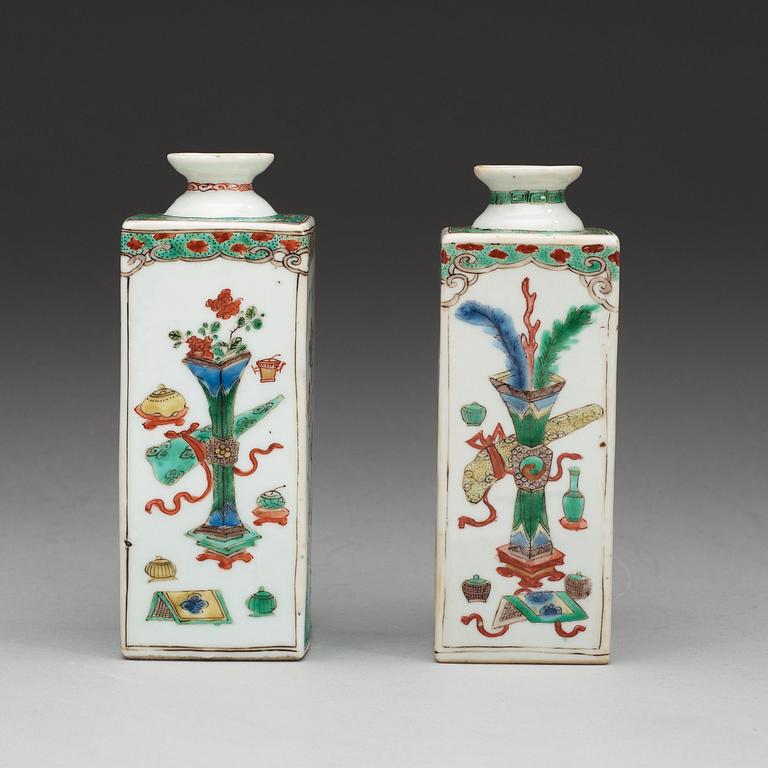 Two famille verte bottles, Qing dynasty, Kangxi (1662-1722).