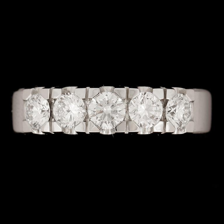 RING, 18k vitguld, 5 briljantslipade diamanter tot ca 0,81ct. Vikt ca 5,18 gram.