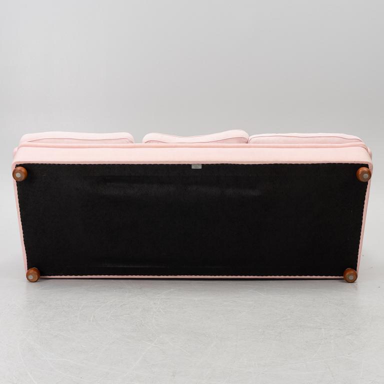 Josef Frank, a model 703 sofa, Firma Svenskt Tenn, ca. 2018.