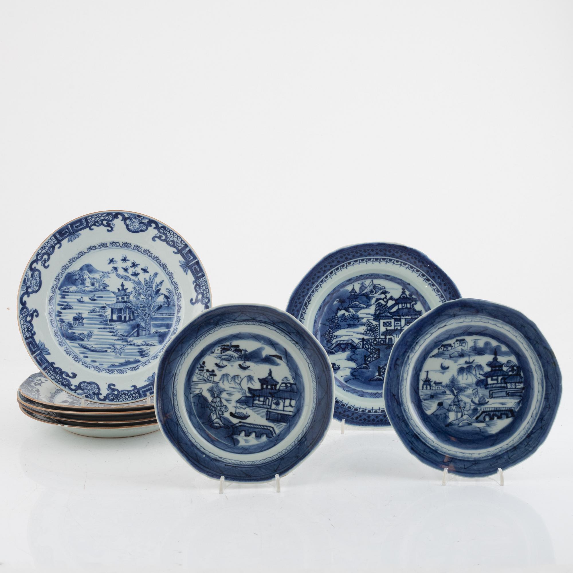 Tallrikar, sex stycken samt assietter, två stycken, porslin, Kina, Qingdynastin, 1700- och 1800-tal.