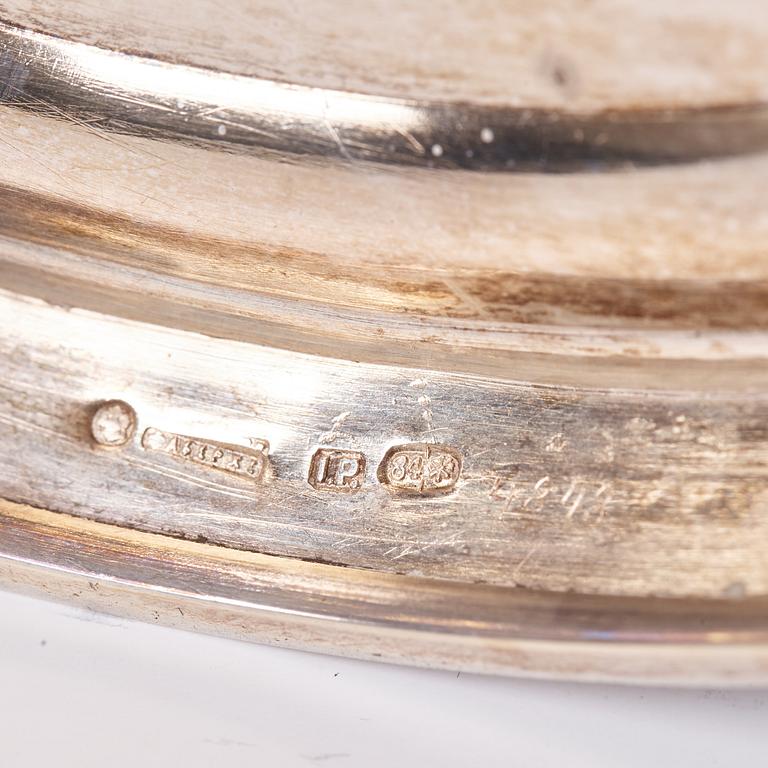 Fabergé, verkmästare JULIUS RAPPOPORT, kandelabrar, ett par, silver, S:t Petersburg före 1899.