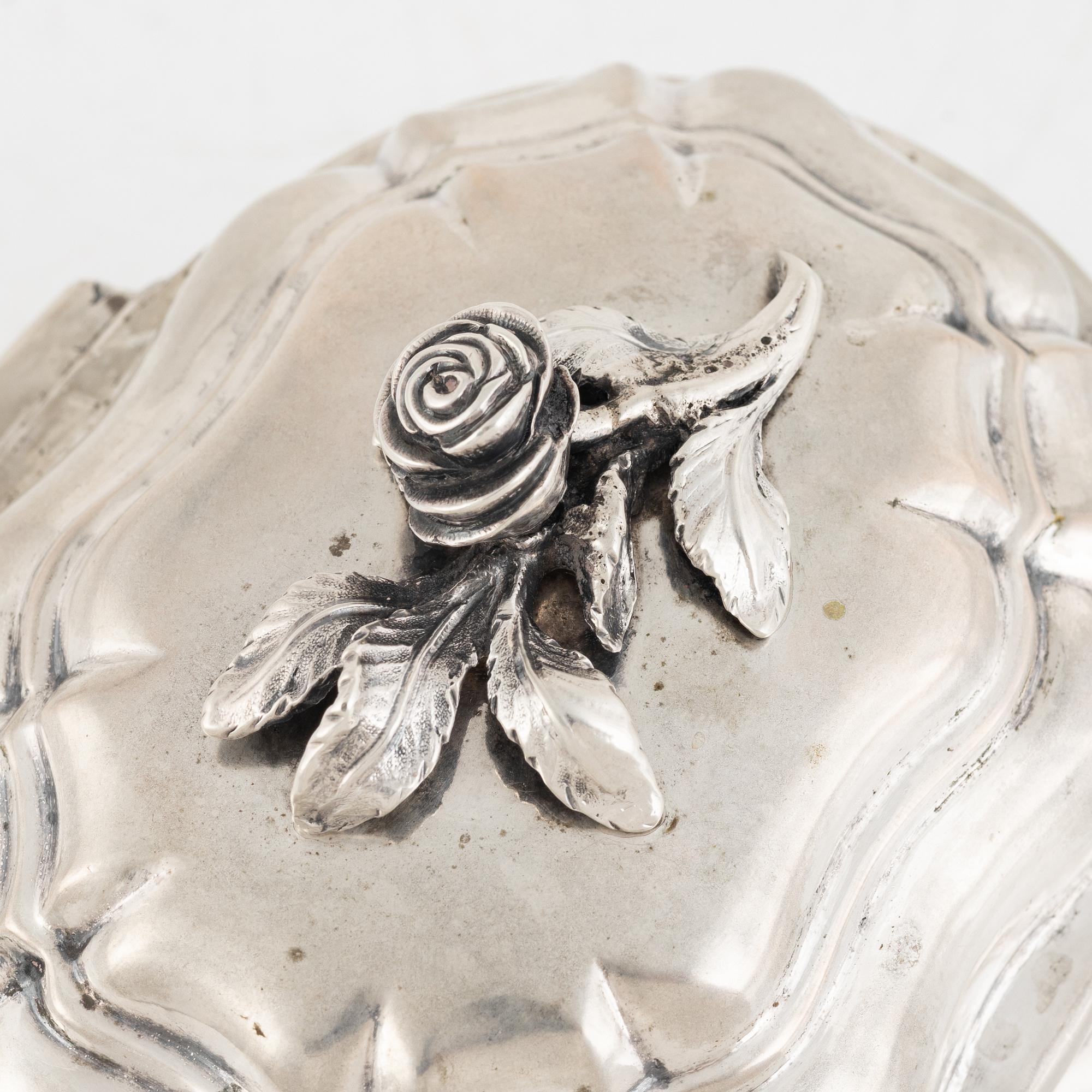 A silver sugerbox, early 19th century, unidentified makers mark, possibly Fellin, Estonia.
