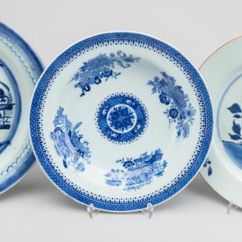 TALLRIKAR, 5 st, porslin, Kina mestadels Qianlong (1736-95).