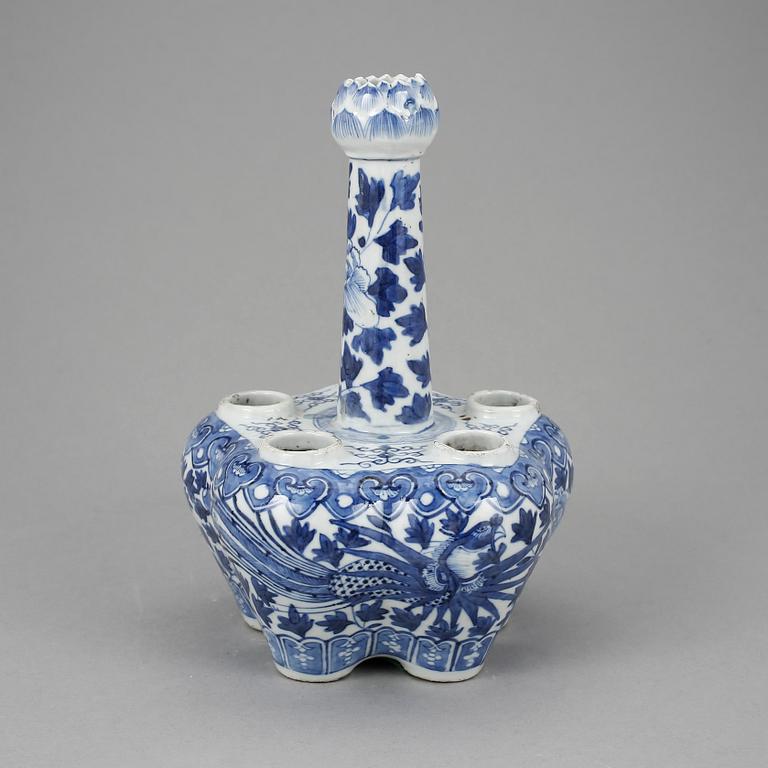 TULPANVAS. Porslin, Kina, 1800-tal.