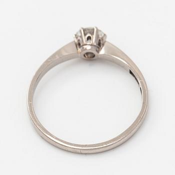 W.A. Bolin, sormus, 18K valkokultaa ja briljanttihiottu timantti.