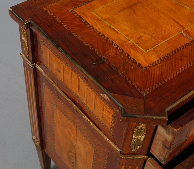 BYRÅ, gustaviansk stil, 1800-tal.