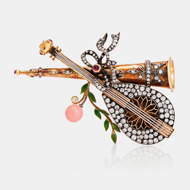 BROSCH "Mandolin och blåsinstrument" med diamanter, emalj, rubin samt conchpärla Ø 7.2mm.