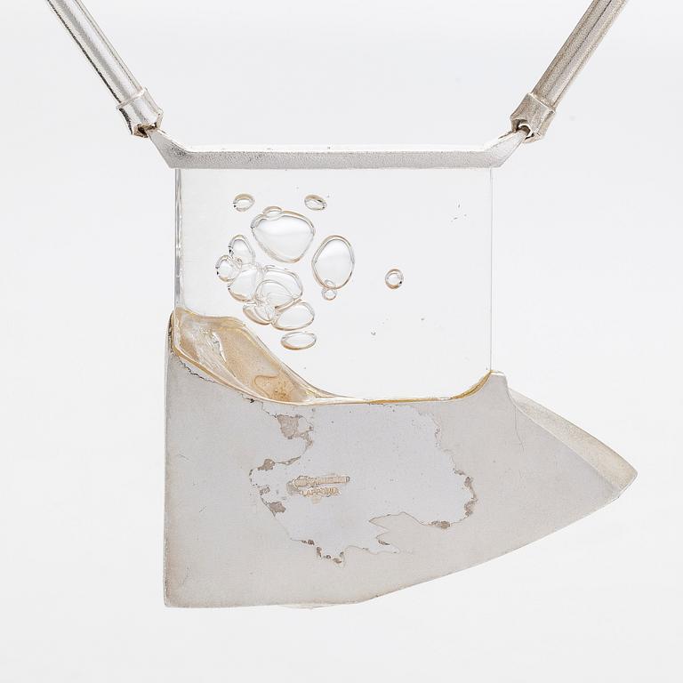 Björn Weckström, kaulakoru, "Talvipäivä", sterlinghopeaa ja akryyli, Lapponia 1991.