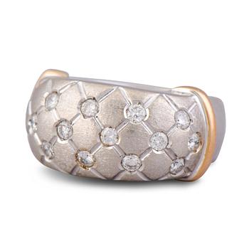 143. A RING, brilliant cut diamonds, 18K white gold and gold. Italy.