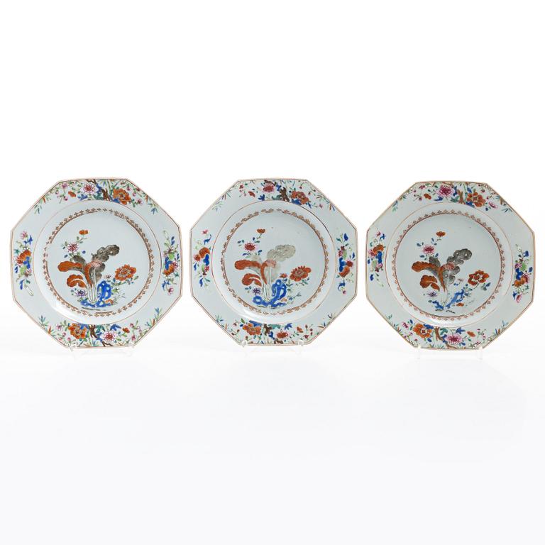 Fat samt tallrikar, tre stycken, porslin. Qingdynastin, Qianlong (1736-95).