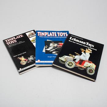 12 books about tin toys.