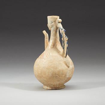 KANNA. Lergods. Sannolikt Keshan 1100-1200-tal, Iran. Höjd 27 cm.