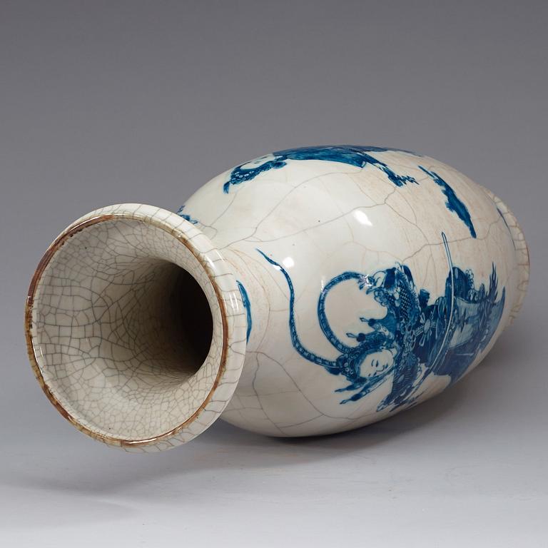 A blue and white ge-glazed vase, Qing dynasty, 19th Century.