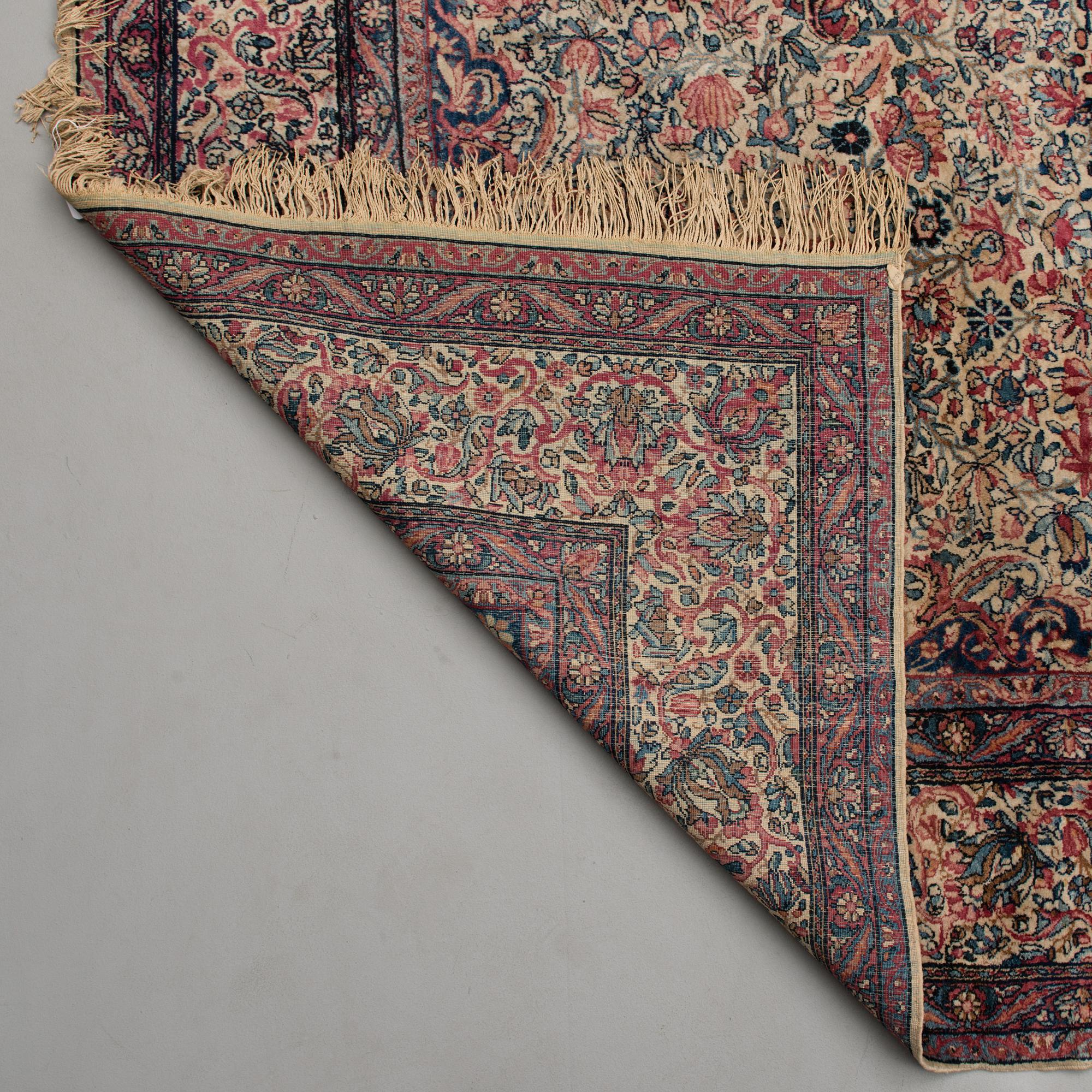 MATTA, Kirman, Antik. Ca  370x270 cm.