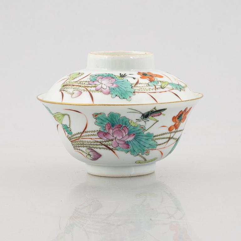 A porcelain cup with cover, China, early 20th century.