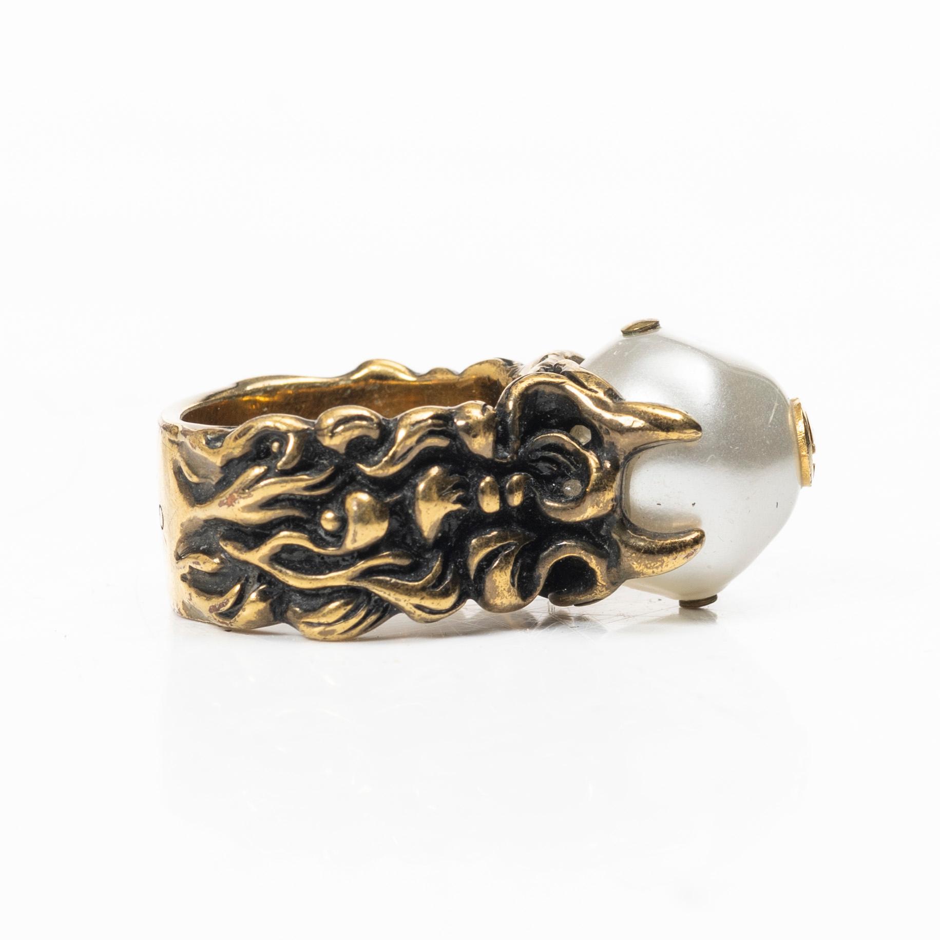 Gucci, Translation: "ring with a pearl".