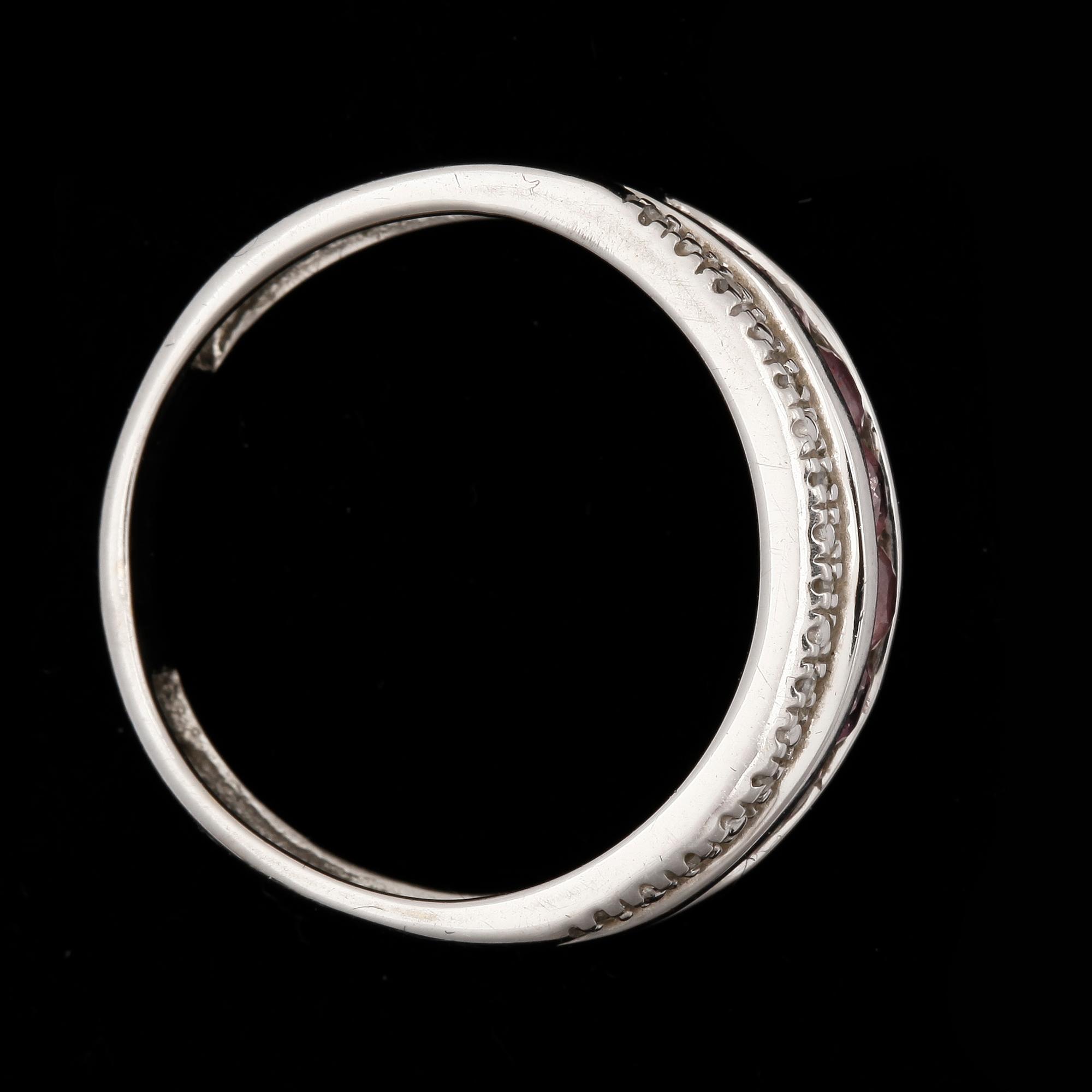 RING, 14k vitguld med rosa safirer och små diamanter. 2000-tal. Vikt 2,8g.