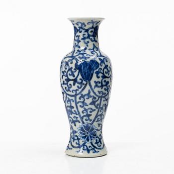 Vas, porslin. Sen Qingdynasti.