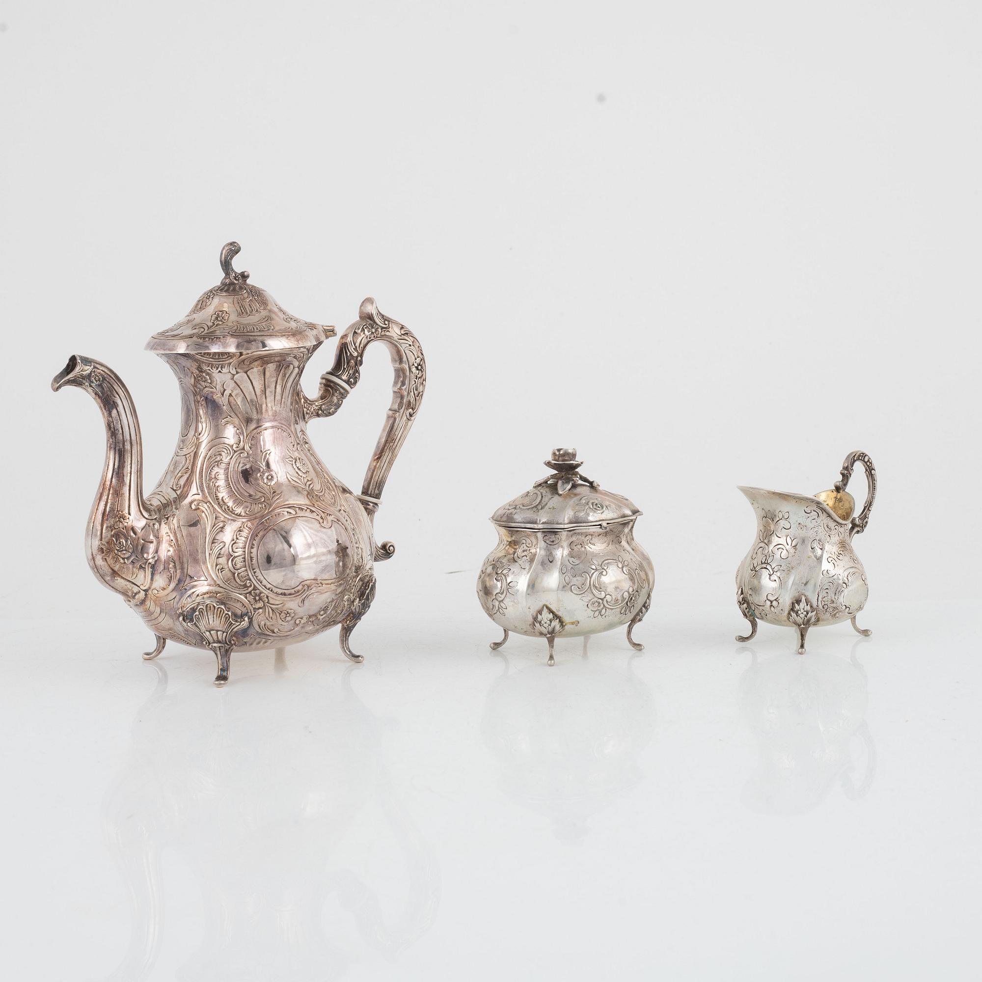 Kaffekanna, gräddkanna och sockerskål, silver, rokokostil, bl.a. Sven Carlsson, Stiltenn, Stockholm 1968.