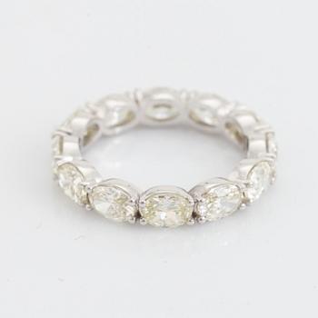 Ring, helallians med ovalslipade diamanter.