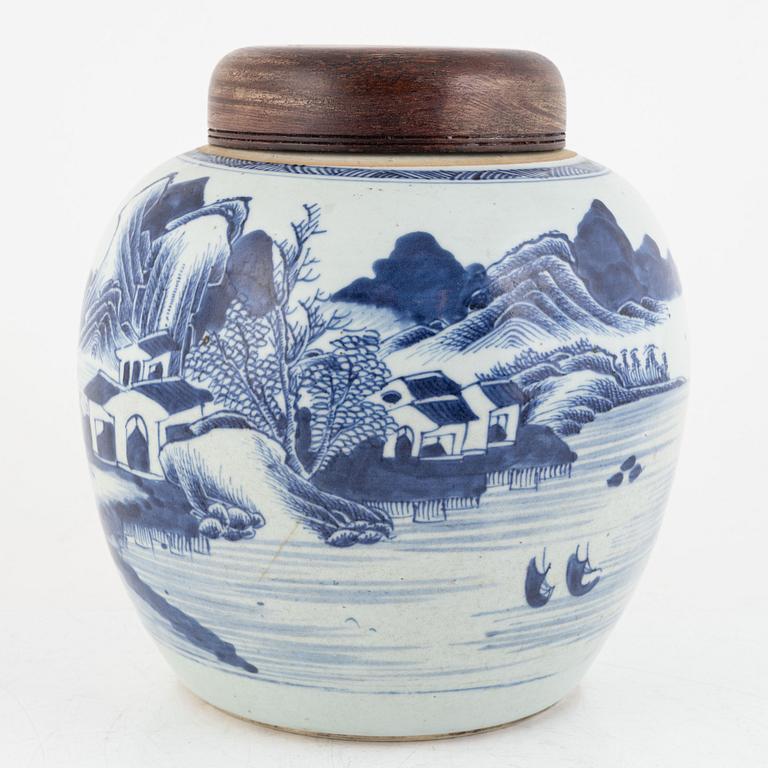 A blue and white Chinese porcelain jar with a wooden cover, Qing dynasty, 19th century.