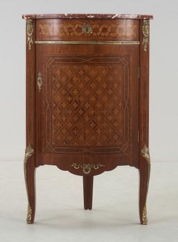 HÖRNSKÅP, gustaviansk stil, 1900-talets mitt.