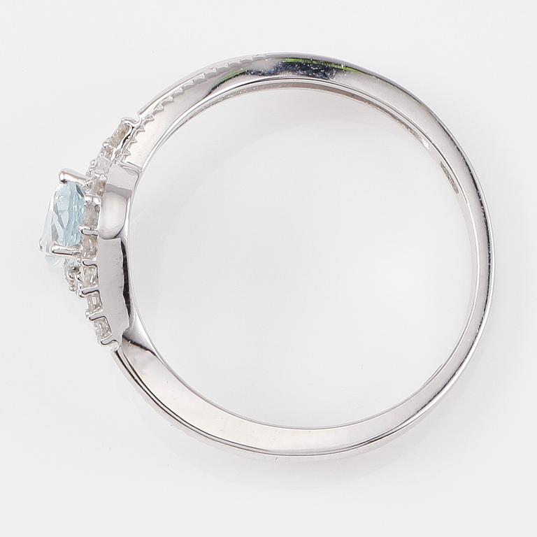 RING, 14K vitguld, diamanter tot ca 0.17 ct. och akvamarin tot ca 0.50 ct.