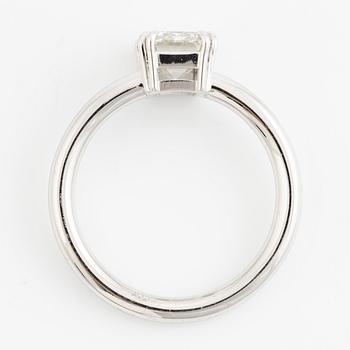 Ring 18K vitguld med en smaragdslipad diamant.