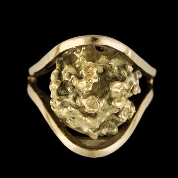 RING, 18 k guld. Vikt ca 15 g.