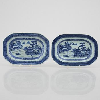 A pair of blue and white porcelain serving dishes and a pair of plates, China, Qianlong (1736-95).