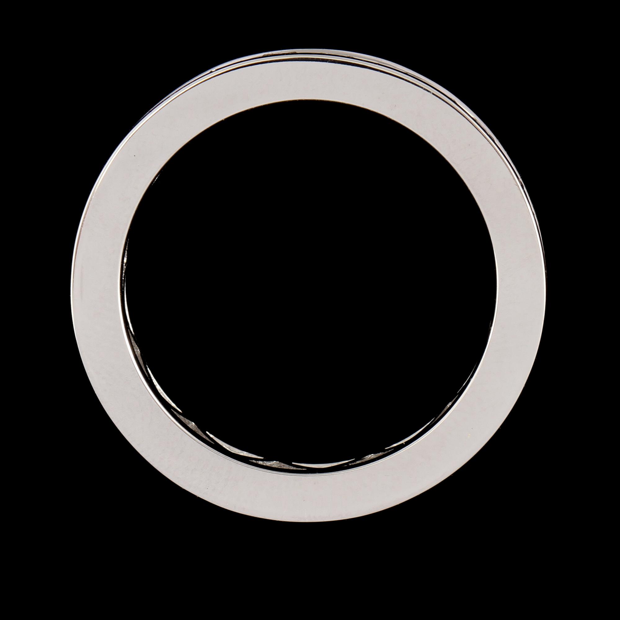 RING, 18k vitguld med 26 briljantslipade diamanter, ca 1.51 ct. Vikt 4 g.