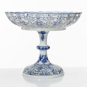 Meissen, a set of nineteen porcelain parts, 'Zwiebelmuster/Blue Onion', Germany.