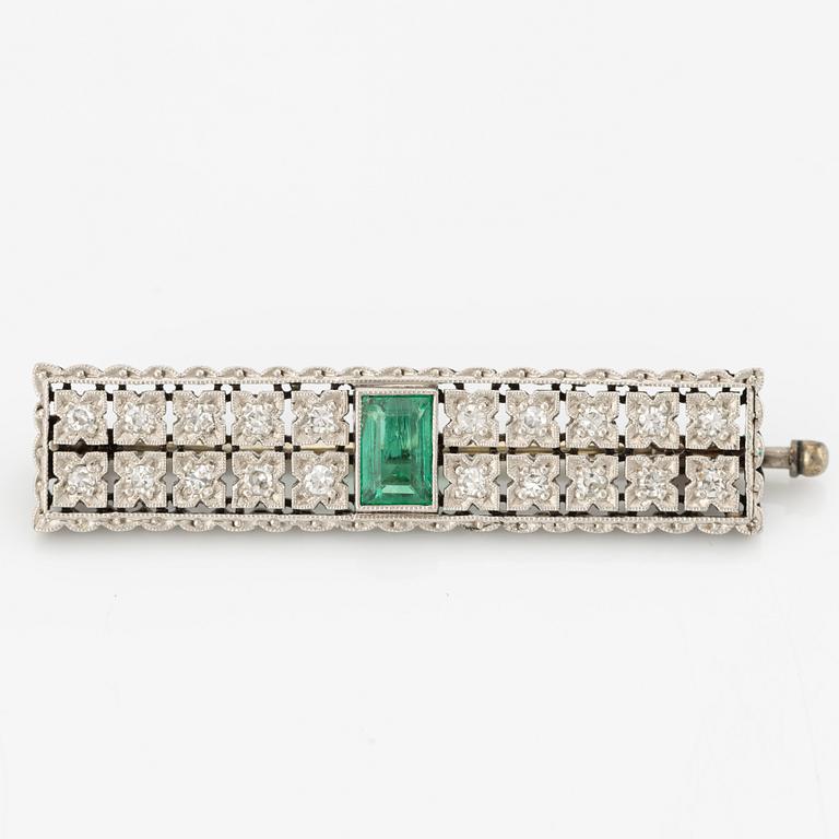 Brosch vitguld med smaragd och  diamanter.