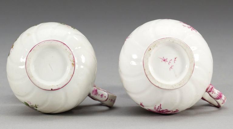 CREMEKOPPAR, två stycken, mjukt porslin. Marieberg, 1700-tal.