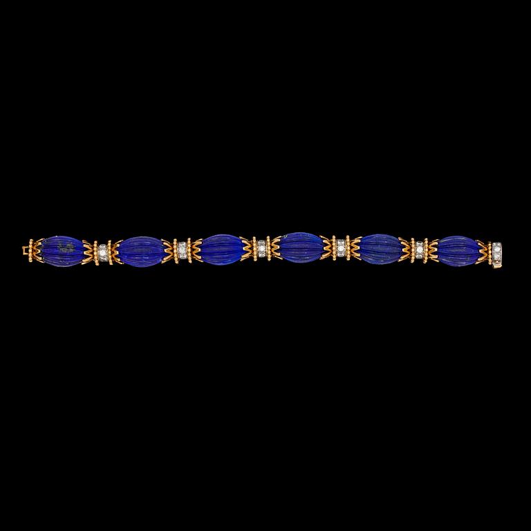 ARMBAND, Van Cleef & Arpels, skuren lapis lazuli med briljantslipade diamanter, tot. ca 1.50 ct. 1960-tal.