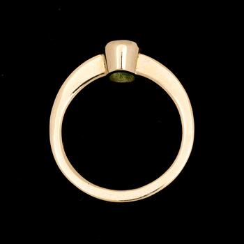 RING, 18k, ovalt fasettslipad smaragd ca 1.45ct. Carat och uppgifter enligt kvitto. Vikt ca 10g.