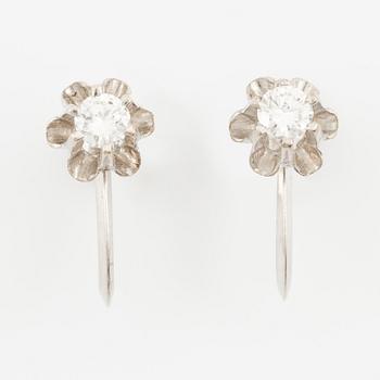 Örhängen ett par, 18K vitguld med briljantslipade diamanter.