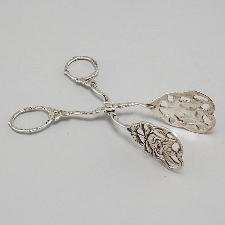 A silver sugarbowl, a cream jug and a tray by J L Hultman, Stockholm, mid 20th century.