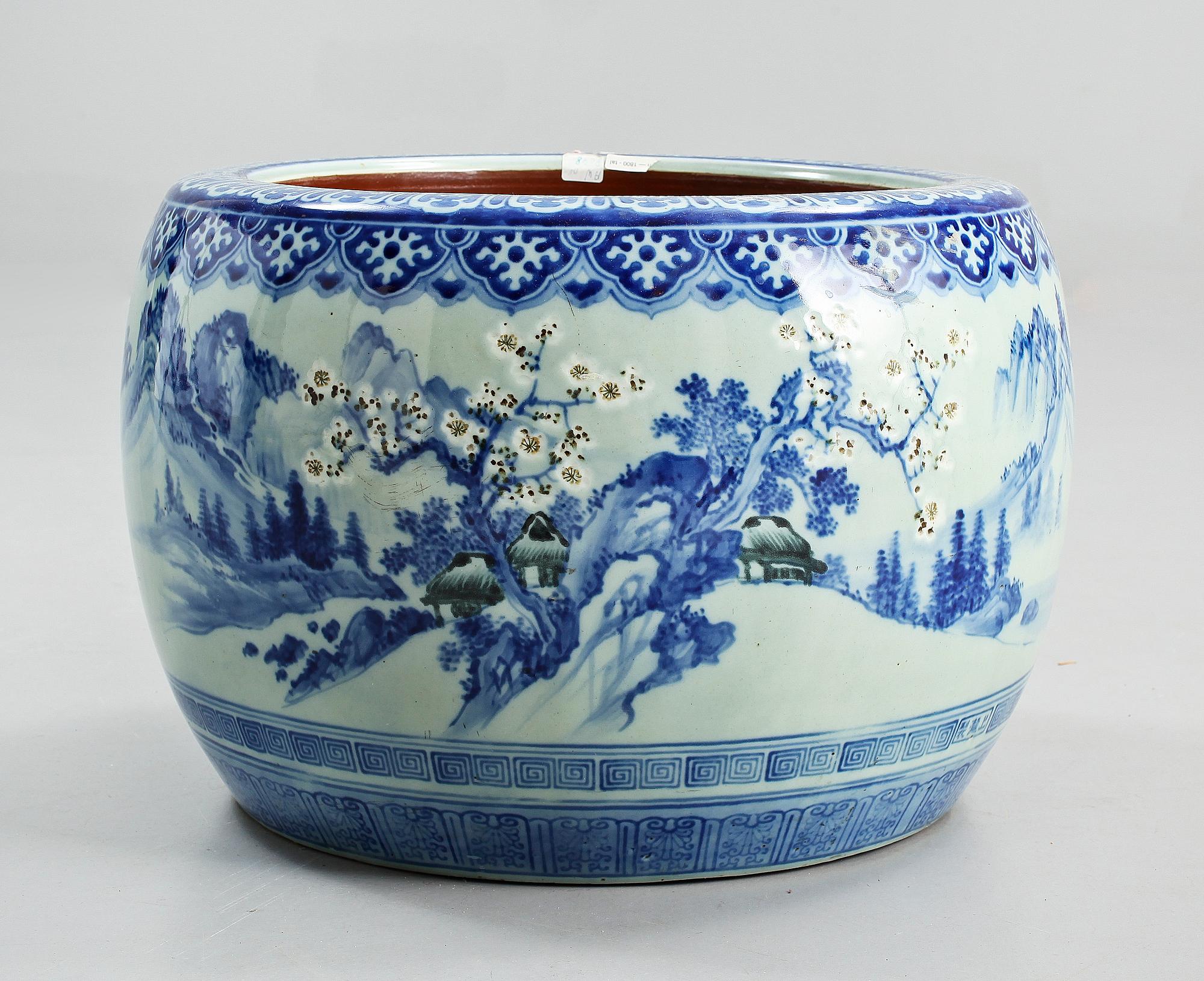 FISKBASSÄNG, porslin, Japan, 1800/1900-tal.