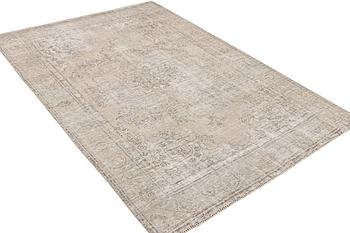 An oriental carpet, vintage design, c. 279 x 191 cm.