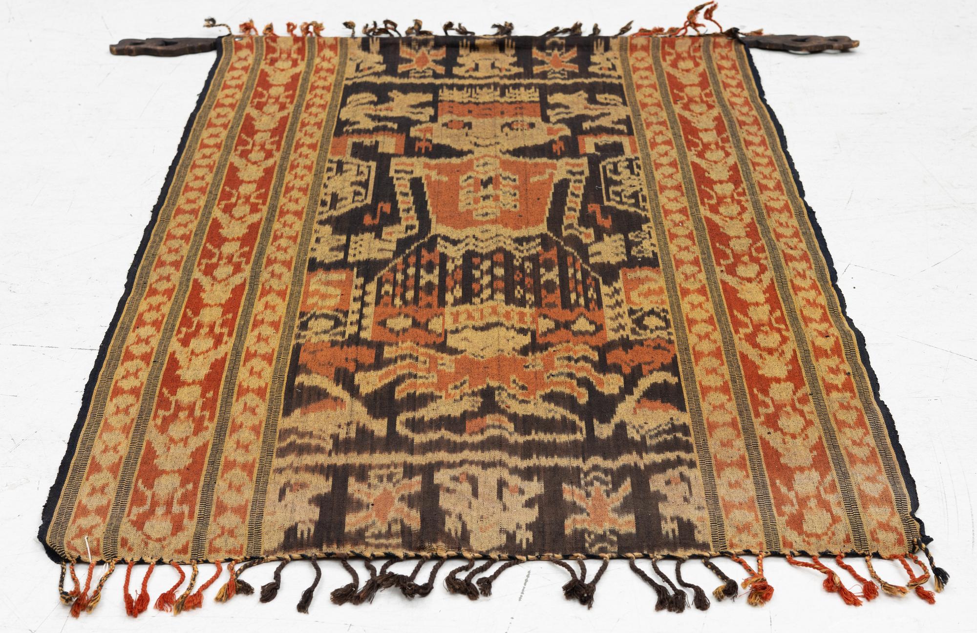 A semi-antique Sumba Ikat Hinggi, Indonesia. Ca 98 x 57 cm.
