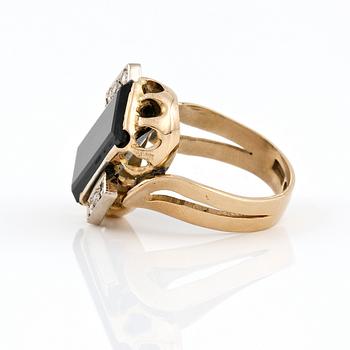 RING, guld 18K, turmalin och sex mindre diamanter, otydbara svenska stämplar, 1900-talets andra hälft. Vikt  ca 11 gram.