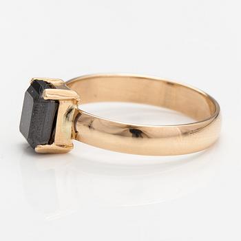 A 14K gold ring with a black diamonds ca. 1.77 ct. Kultakumppanit Oy, Heinola 2001.