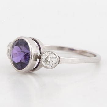 RING, med rund fasettslipad färgväxlande blålila safir och gammalslipade diamanter, med certifikat Gem & Pearl lab.