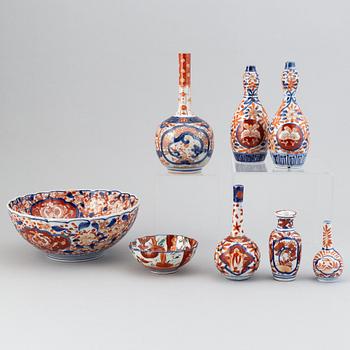 Eight imari objects, Japan, Meiji and 20th century.