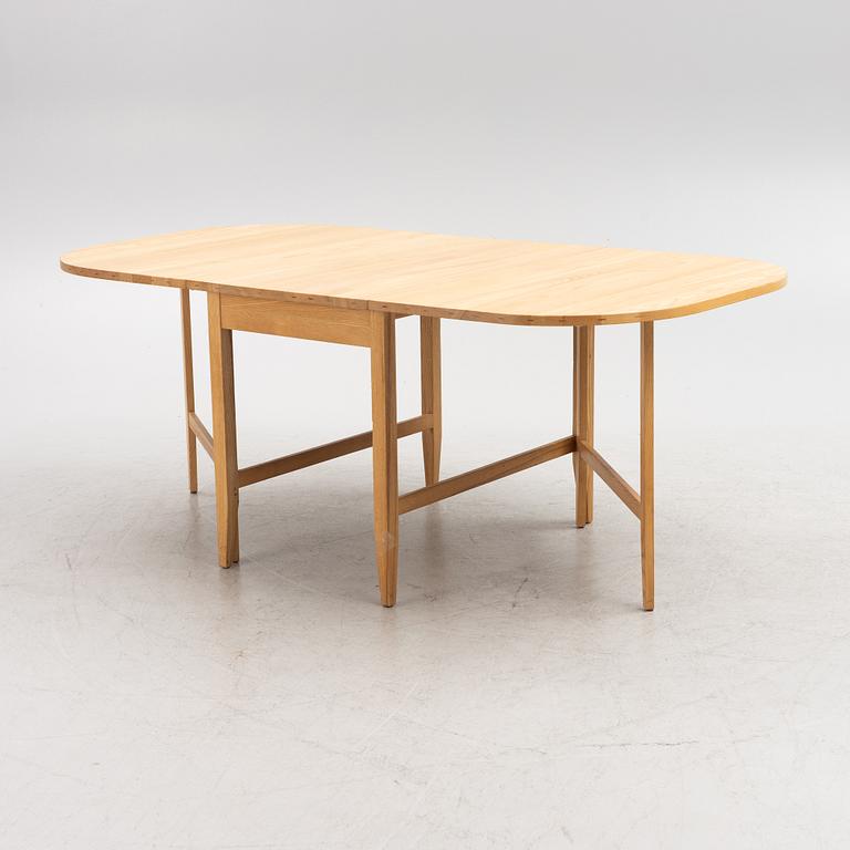 An oak gateleg table from Evert Gentzell, end of the 20th century.