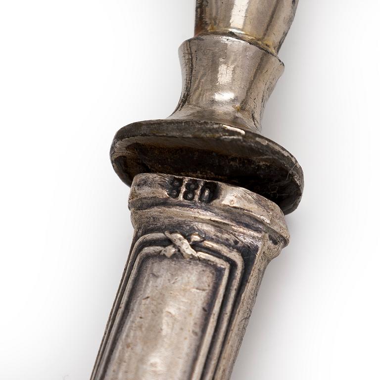 A 16-piece set of serving cutlery, silver handles with steel blades, Russian import marks, Riga 1908-1926.