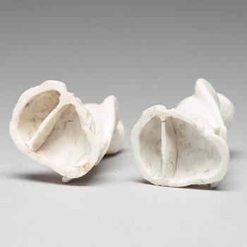 FIGURINER, ett par, blanc de chine. Qingdynastin, 1700-tal.