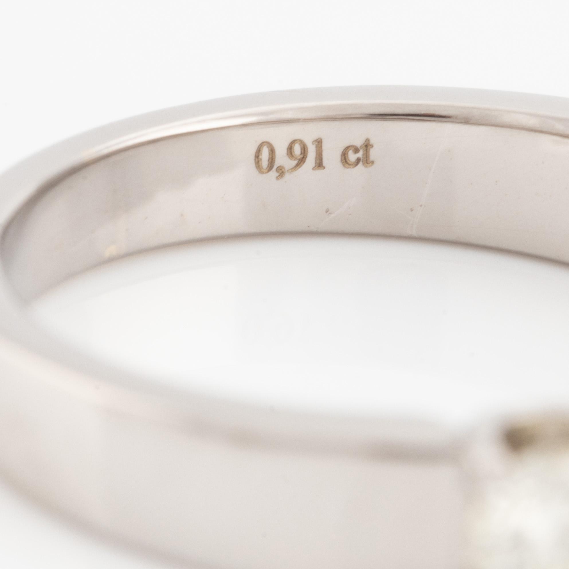 Ring in 14K gold with round brilliant cut diamonds.