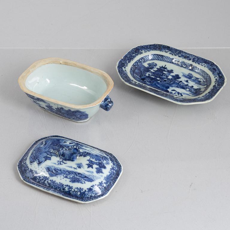 A blue and white export porcelain butter dish with stand and dover, China, Qianlong (1736-95).